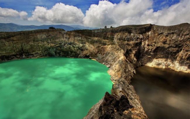 Nằm trên đảo Flores ở Indonesia, đỉnh núi lửa Kelimutu có ba hồ nước với màu khác nhau, gồm màu đỏ, xanh lá cây và xanh nước biển. Người dân địa phương tin rằng những hồ nước này là nơi an nghỉ dành cho tổ tiên của họ.