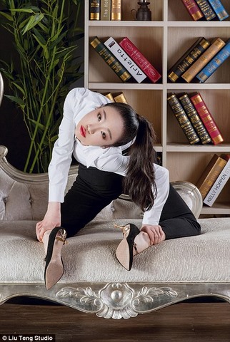 Nữ nghệ sĩ uốn dẻo Trung Quốc…đánh son bằng chân - 5