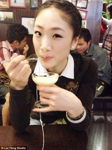 Nữ nghệ sĩ uốn dẻo Trung Quốc…đánh son bằng chân - 8