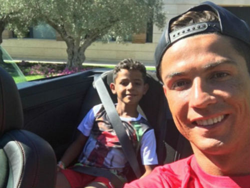 Real vô địch siêu cúp, Ronaldo đưa con đi ăn kem - 1