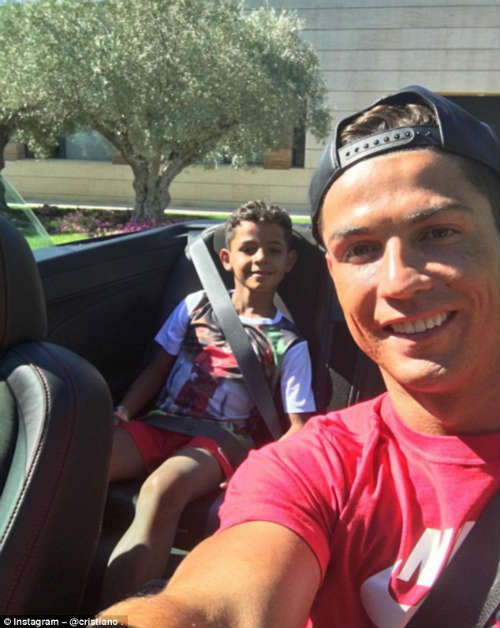 Real vô địch siêu cúp, Ronaldo đưa con đi ăn kem - 4