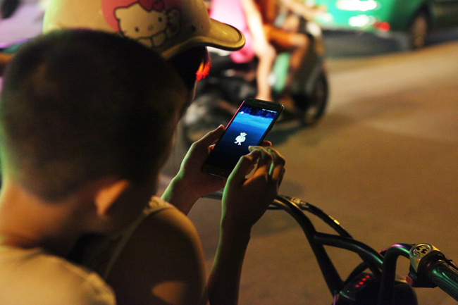 Theo chân những &#34;kẻ mộng du&#34; săn Pokémon trong đêm - 3