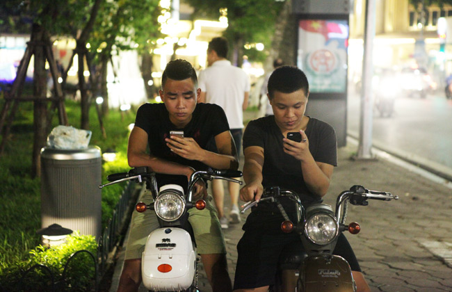 Theo chân những &#34;kẻ mộng du&#34; săn Pokémon trong đêm - 14