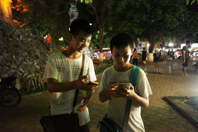 Theo chân những &#34;kẻ mộng du&#34; săn Pokémon trong đêm - 15