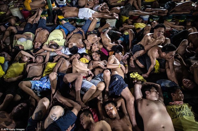 Kinh hãi 4.000 người nằm kín đặc nhà tù ở Philippines - 1