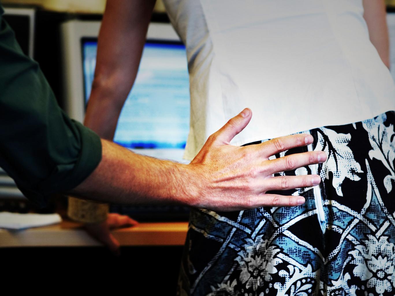 Anh: 2/3 phụ nữ trẻ bị quấy rối tình dục nơi làm việc - 2