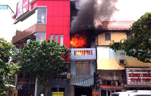 Hà Nội: Cháy nhà 4 tầng, cả khu phố náo loạn - 1