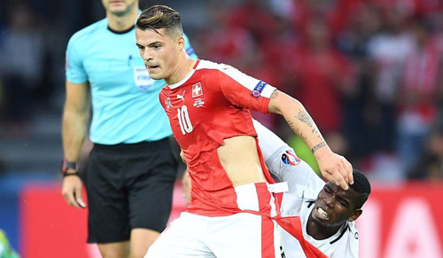 Pogba - Xhaka: Cặp đấu nảy lửa Vieira-Keane tái hiện ở NHA - 5