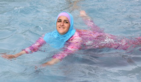 Pháp: Cấm phụ nữ mặc áo bơi Hồi giáo đi biển - 1