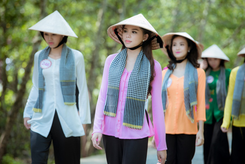 Thí sinh Hoa hậu Việt Nam đẹp hút hồn với áo bà ba - 2