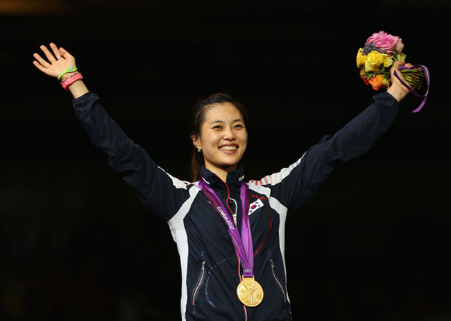 Cô là nữ vận động viên đầu tiên của xứ kim chi mang huy chương vàng Olympic về cho quê hương. 