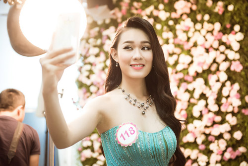 Hoa hậu VN: Thí sinh gợi cảm với đầm ôm sát, xẻ tà - 11