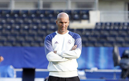 Zidane quyết bỏ “Galacticos”, Real gia hạn Ronaldo - 1