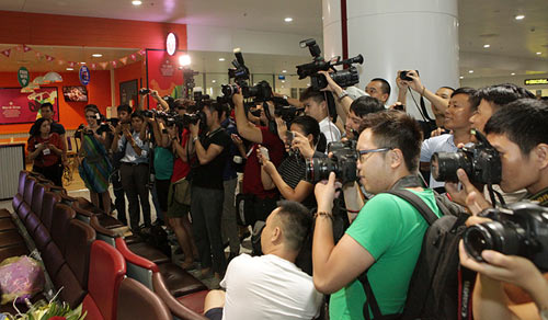 Hân hoan đón người hùng Hoàng Xuân Vinh về nước - 2