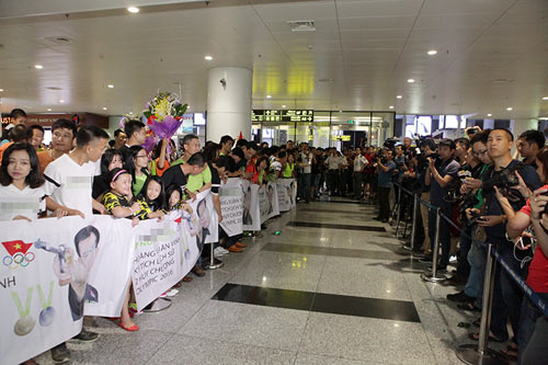 Hân hoan đón người hùng Hoàng Xuân Vinh về nước - 5