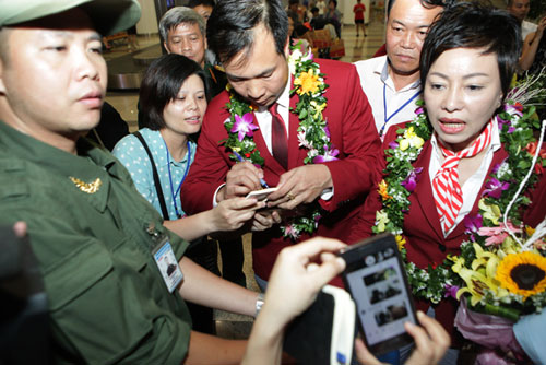 Nhà Hoàng Xuân Vinh tấp nập fan tới chiêm ngưỡng HCV Olympic - 12