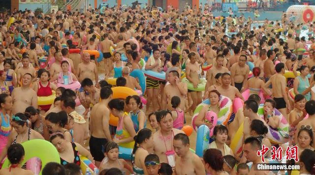 Nóng bức, &#34;Biển chết&#34; của Trung Quốc đặc kín người - 2