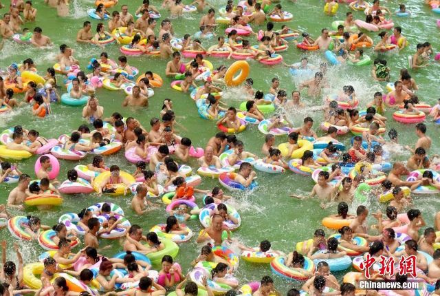 Nóng bức, &#34;Biển chết&#34; của Trung Quốc đặc kín người - 5