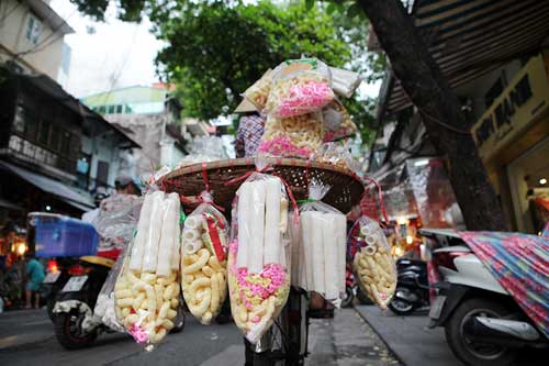 Chợ “âm phủ” nóng hừng hực trước ngày rằm tháng 7 - 5