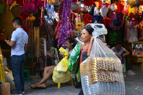 Chợ “âm phủ” nóng hừng hực trước ngày rằm tháng 7 - 2