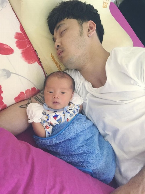 Ưng Hoàng Phúc đảm đang làm ông bố &#34;bỉm sữa&#34; - 6