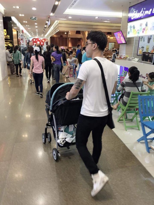 Ưng Hoàng Phúc đảm đang làm ông bố &#34;bỉm sữa&#34; - 5