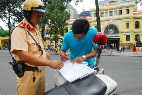 TP.HCM: CSGT hóa trang xử lý “ma men” gần quán nhậu - 2