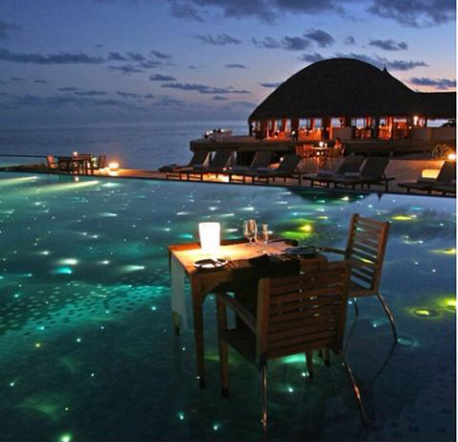 Bể bơi tại&nbsp;Huvafen Fushi Resort and Spa, Maldives.
