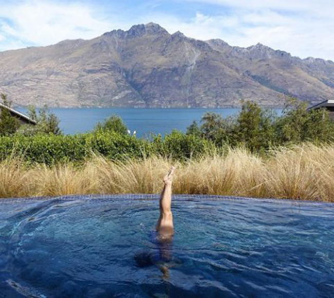 Bể bơi&nbsp;Matakauri Lodge ở&nbsp;New Zealand.
