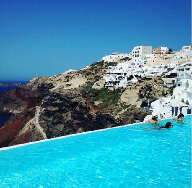 Bể bơi tại khách sạn&nbsp;Katikies, Santorini.
