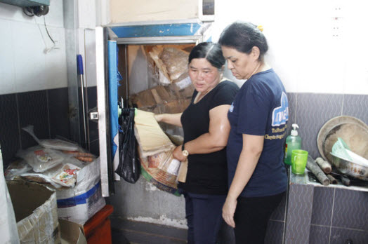 Đầy kho tôm, chả cá, mực “đểu” ở TP HCM - 3