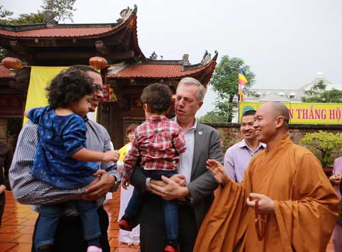 Đại sứ Mỹ đội mưa lên chùa làm lễ Vu Lan - 1