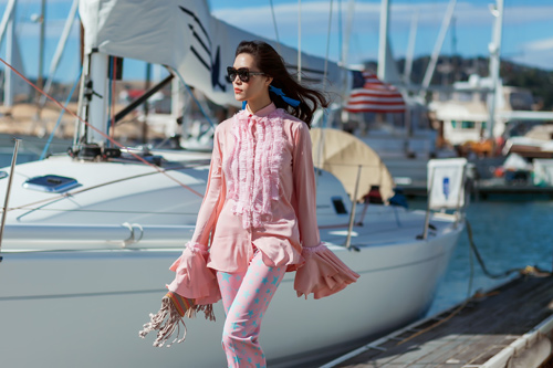 Hai "nàng hậu" Đà Nẵng khoe chân dài trên đất Mỹ - 11