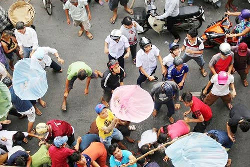 &#34;Cô hồn sống&#34; cướp tiền, giật đồ cúng náo loạn đường phố SG - 2