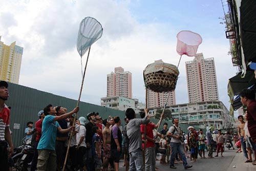 &#34;Cô hồn sống&#34; cướp tiền, giật đồ cúng náo loạn đường phố SG - 7