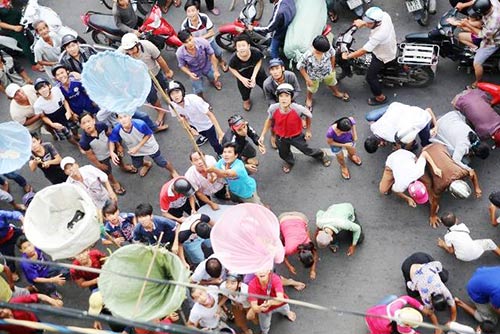 &#34;Cô hồn sống&#34; cướp tiền, giật đồ cúng náo loạn đường phố SG - 3