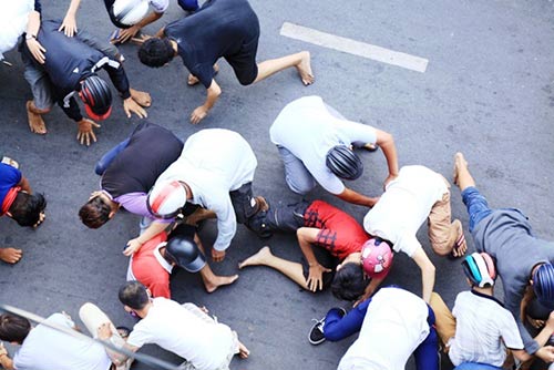 &#34;Cô hồn sống&#34; cướp tiền, giật đồ cúng náo loạn đường phố SG - 4