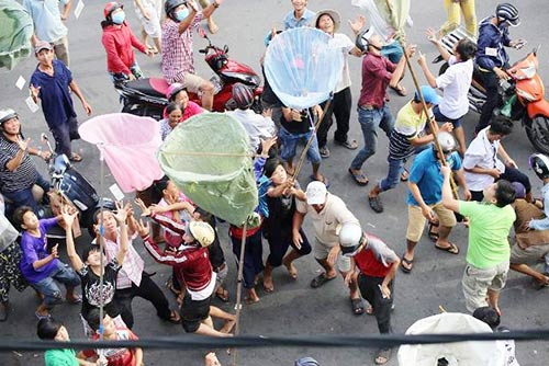 &#34;Cô hồn sống&#34; cướp tiền, giật đồ cúng náo loạn đường phố SG - 5