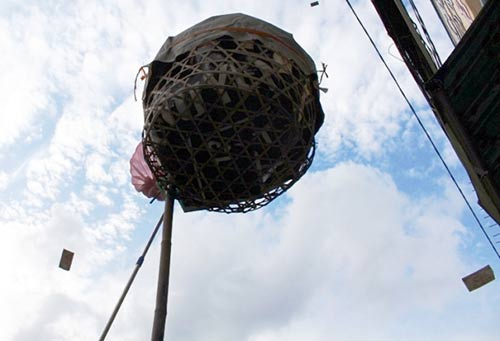 &#34;Cô hồn sống&#34; cướp tiền, giật đồ cúng náo loạn đường phố SG - 8