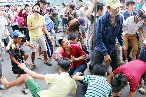 &#34;Cô hồn sống&#34; cướp tiền, giật đồ cúng náo loạn đường phố SG - 15