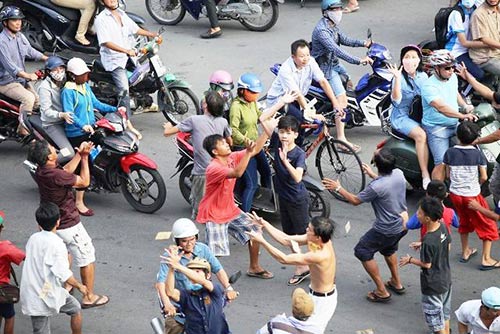 &#34;Cô hồn sống&#34; cướp tiền, giật đồ cúng náo loạn đường phố SG - 13