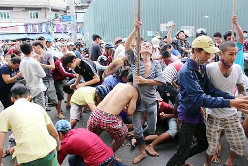 &#34;Cô hồn sống&#34; cướp tiền, giật đồ cúng náo loạn đường phố SG - 11