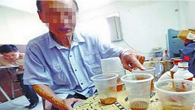 4.000 người TQ uống nước tiểu hằng ngày - 2
