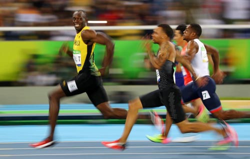 Bái phục Usain Bolt: Chạy như đùa vẫn "vô đối" - 1