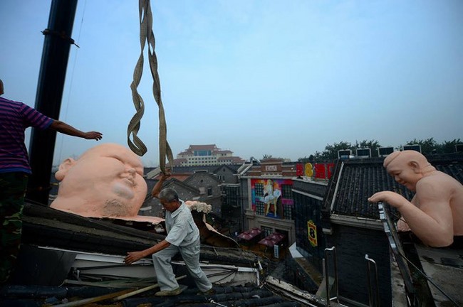 Tượng đàn ông khỏa thân khổng lồ ở TQ bị buộc phá dỡ - 2