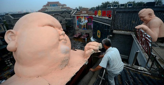 Tượng đàn ông khỏa thân khổng lồ ở TQ bị buộc phá dỡ - 1