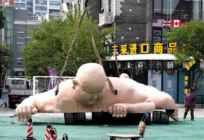 Tượng đàn ông khỏa thân khổng lồ ở TQ bị buộc phá dỡ - 5