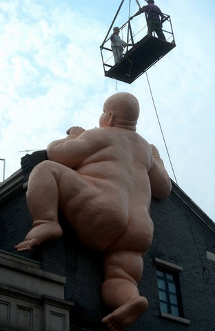 Tượng đàn ông khỏa thân khổng lồ ở TQ bị buộc phá dỡ - 4