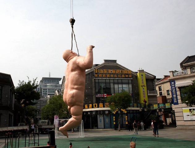 Tượng đàn ông khỏa thân khổng lồ ở TQ bị buộc phá dỡ - 3