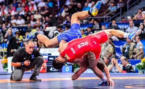 Có bao nhiêu điểm trước khi võ sĩ Roman Vlasov bị quật ngã trong trận đấu Olympic?
